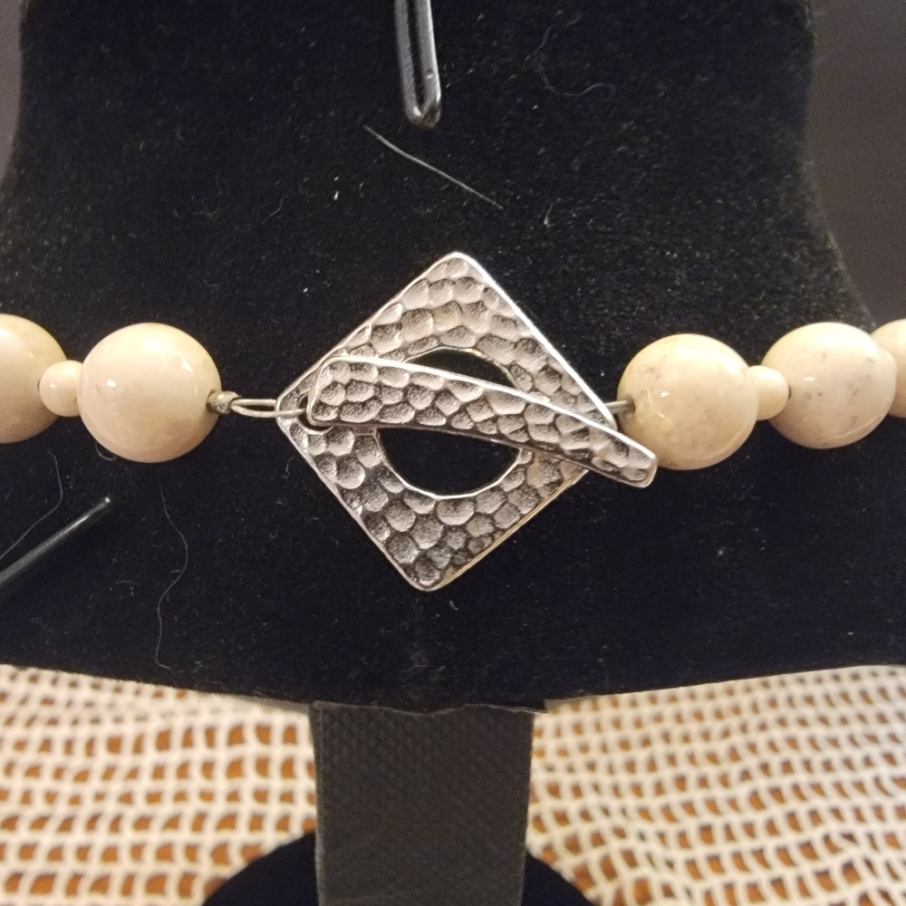 Stone Bead  Necklace With Silvertone Toggle Clasp - Picture 3 of 5